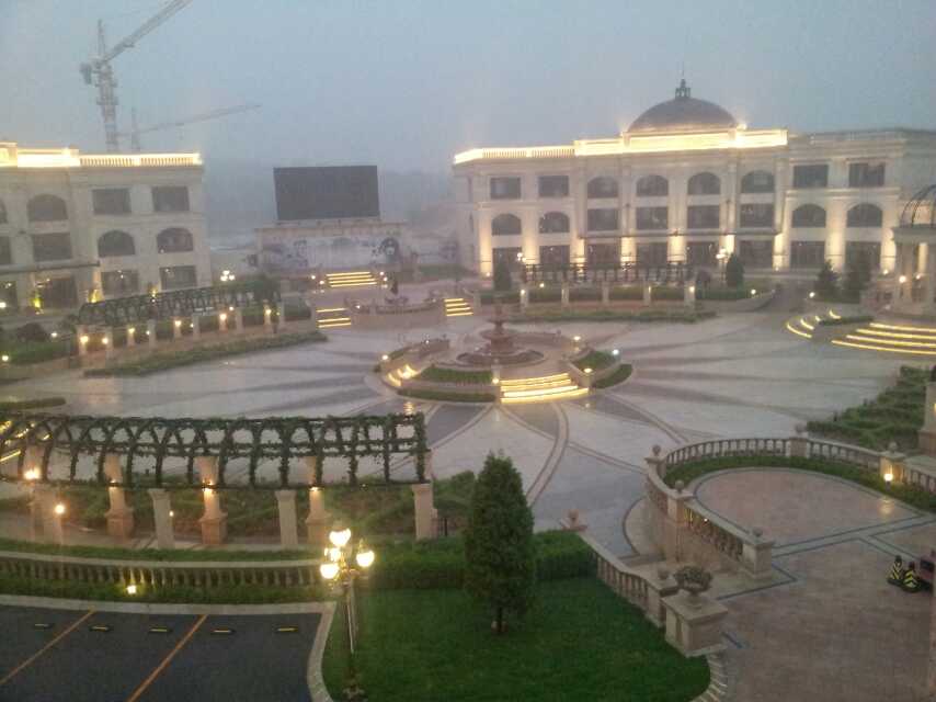 雨中圆形广场